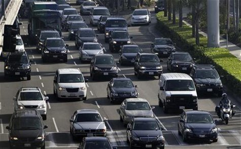 Traffic moves on the arrival level of Los Angeles International Airport in Los Angeles, California, November 21, 2012. REUTERS/Jonathan Alco Traffic moves on the arrival level of Los Angeles International Airport in Los Angeles, California, November 21, 2012. REUTERS/Jonathan Alco