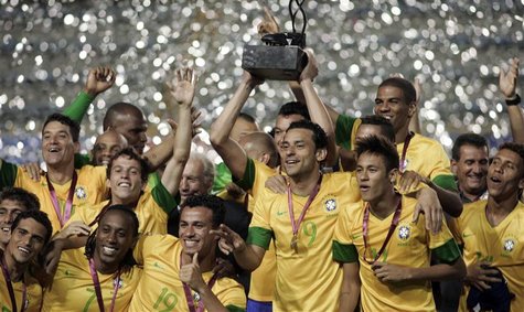 Brazil's soccer players celebrate with the trophy after winning the Clasico de Las Americas international friendly match against Argentina i Brazil's soccer players celebrate with the trophy after winning the Clasico de Las Americas international friendly match against Argentina i