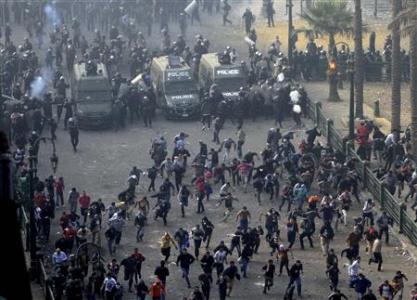 Protesters run from the riot police during clashes at Tahrir square in Cairo November 25, 2012.
Credit: REUTERS/Mohamed Abd El Ghany Protesters run from the riot police during clashes at Tahrir square in Cairo November 25, 2012.
Credit: REUTERS/Mohamed Abd El Ghany