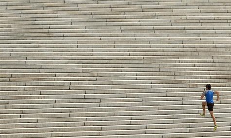 A runner ascends the steps leading up to the west side of the Lincoln Memorial in Washington October 18, 2012. REUTERS/Kevin Lamarque A runner ascends the steps leading up to the west side of the Lincoln Memorial in Washington October 18, 2012. REUTERS/Kevin Lamarque