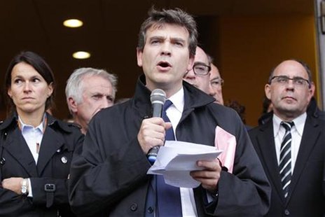 France's Minister for Industrial Recovery Arnaud Montebourg (C) addresses employees of ArcelorMittal after a meeting with trade union repres France's Minister for Industrial Recovery Arnaud Montebourg (C) addresses employees of ArcelorMittal after a meeting with trade union repres
