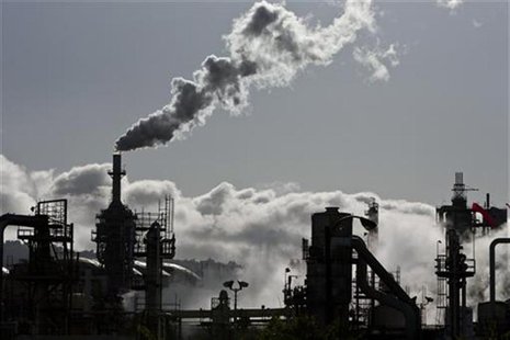 Smoke is released into the sky at the ConocoPhillips oil refinery in San Pedro, California March 24, 2012. REUTERS/Bret Hartman Smoke is released into the sky at the ConocoPhillips oil refinery in San Pedro, California March 24, 2012. REUTERS/Bret Hartman