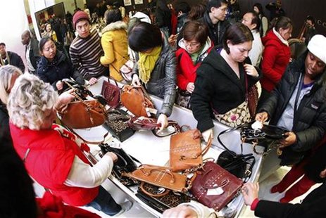 Customers rush to buy purses at the Macy's store during Thanksgiving Day holiday in New York November 23, 2012. REUTERS/Carlo Allegri Customers rush to buy purses at the Macy's store during Thanksgiving Day holiday in New York November 23, 2012. REUTERS/Carlo Allegri