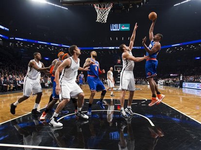 New York Knicks forward Kurt Thomas (R) shoots over Brooklyn Nets forward Kris Humphries (2nd R) in the second quarter of their NBA basketba New York Knicks forward Kurt Thomas (R) shoots over Brooklyn Nets forward Kris Humphries (2nd R) in the second quarter of their NBA basketba
