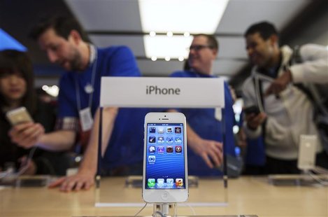 An Apple iPhone 5 phone is displayed in the Apple Store on 5th Avenue in New York, September 21, 2012. REUTERS/Lucas Jackson An Apple iPhone 5 phone is displayed in the Apple Store on 5th Avenue in New York, September 21, 2012. REUTERS/Lucas Jackson