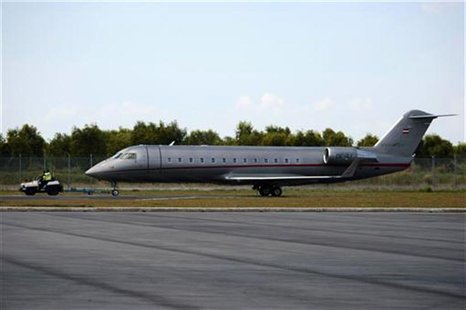 A VistaJet Canadair CL-600-2B19 Challenger 850 aircraft is taxied at an airfield in Singapore February 1, 2010. REUTERS/Tim Chong A VistaJet Canadair CL-600-2B19 Challenger 850 aircraft is taxied at an airfield in Singapore February 1, 2010. REUTERS/Tim Chong