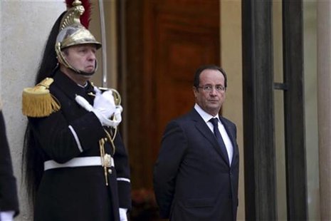 French President Francois Hollande (R) waits for a guest at the Elysee Palace in Paris, November 27, 2012. REUTERS/Philippe Wojazer French President Francois Hollande (R) waits for a guest at the Elysee Palace in Paris, November 27, 2012. REUTERS/Philippe Wojazer