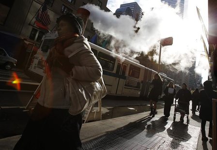 Pedestrians walk along Lexington Avenue past a steam vent in New York, November 28, 2012. REUTERS/Carlo Allegri Pedestrians walk along Lexington Avenue past a steam vent in New York, November 28, 2012. REUTERS/Carlo Allegri