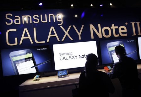 People use the Galaxy Note II after a news conference announcing Samsung's update to its phone-tablet hybrid in New York, October 24, 2012. People use the Galaxy Note II after a news conference announcing Samsung's update to its phone-tablet hybrid in New York, October 24, 2012.