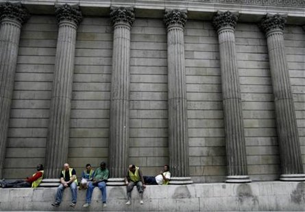 Construction workers sit amongst the columns of the Bank of England in central London July 23, 2008. REUTERS/Andrew Winning Construction workers sit amongst the columns of the Bank of England in central London July 23, 2008. REUTERS/Andrew Winning