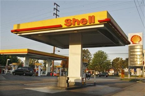 A vehicle stops next to the gas pumps at a Shell gas station in Burbank, California April 29, 2008. REUTERS/Fred Prouser A vehicle stops next to the gas pumps at a Shell gas station in Burbank, California April 29, 2008. REUTERS/Fred Prouser