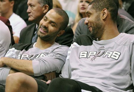 San Antonio Spurs point guard Tony Parker (L) and center Tim Duncan talk on the bench during the second half of their NBA basketball game ag San Antonio Spurs point guard Tony Parker (L) and center Tim Duncan talk on the bench during the second half of their NBA basketball game ag