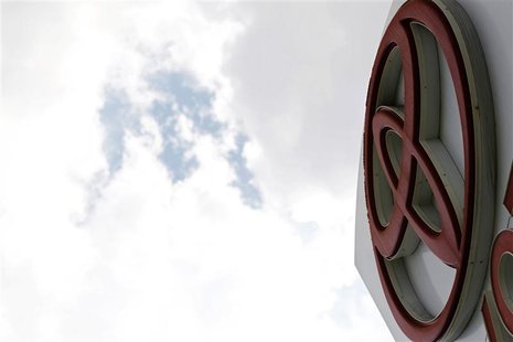 A Toyota logo is pictured at a car dealership in Pasadena, California October 10, 2012. REUTERS/Mario Anzuoni A Toyota logo is pictured at a car dealership in Pasadena, California October 10, 2012. REUTERS/Mario Anzuoni
