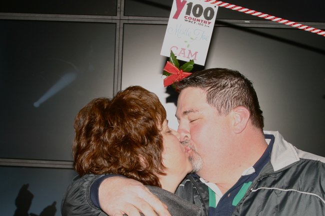 Y100 Mistletoe Cam