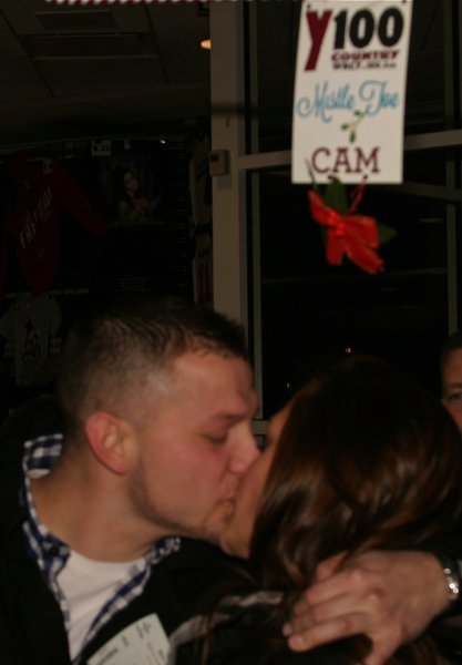 Y100 Mistletoe Cam