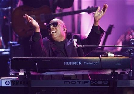 Stevie Wonder performs during a tribute to Dick Clark at the 40th American Music Awards in Los Angeles, California, November 18, 2012. REUTE Stevie Wonder performs during a tribute to Dick Clark at the 40th American Music Awards in Los Angeles, California, November 18, 2012. REUTE