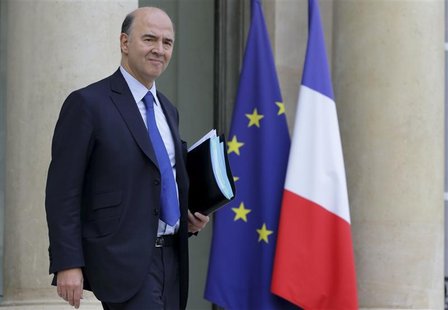 French Economy and Finance Minister Pierre Moscovici leaves the Elysee Palace after the weekly cabinet meeting in Paris November 28, 2012. R French Economy and Finance Minister Pierre Moscovici leaves the Elysee Palace after the weekly cabinet meeting in Paris November 28, 2012. R