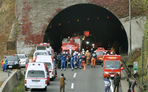 Police officers and firefighters gather in front of the Sasago Tunnel on the Chuo Expressway in Otsuki, Yamanashi prefecture, in this photo Police officers and firefighters gather in front of the Sasago Tunnel on the Chuo Expressway in Otsuki, Yamanashi prefecture, in this photo