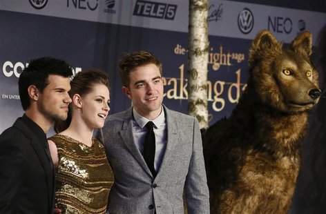 Cast members Robert Pattinson (R), Kristen Stewart (C) and Taylor Lautner pose for pictures before the German premiere of The Twilight Saga: Cast members Robert Pattinson (R), Kristen Stewart (C) and Taylor Lautner pose for pictures before the German premiere of The Twilight Saga: