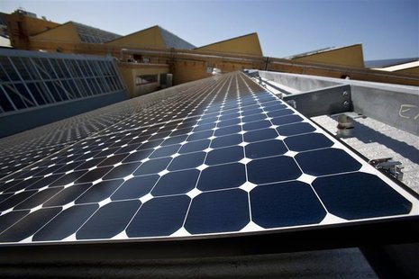 Solar panels sit on the roof of SunPower Corporation in Richmond, California March 18, 2010. REUTERS/Kim White Solar panels sit on the roof of SunPower Corporation in Richmond, California March 18, 2010. REUTERS/Kim White