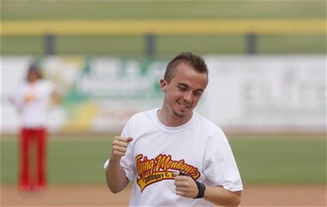 Actor Frankie Muniz gestures during a charity kickball game in Peoria, Arizona August 11, 2009. REUTERS/Joshua Lott Actor Frankie Muniz gestures during a charity kickball game in Peoria, Arizona August 11, 2009. REUTERS/Joshua Lott