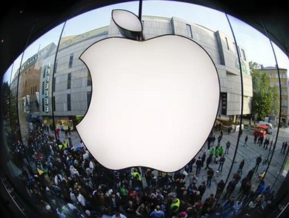 Customers gather outside an Apple store before the release of iPhone 5 in Munich early September 21, 2012. REUTERS/Michael Dalder Customers gather outside an Apple store before the release of iPhone 5 in Munich early September 21, 2012. REUTERS/Michael Dalder