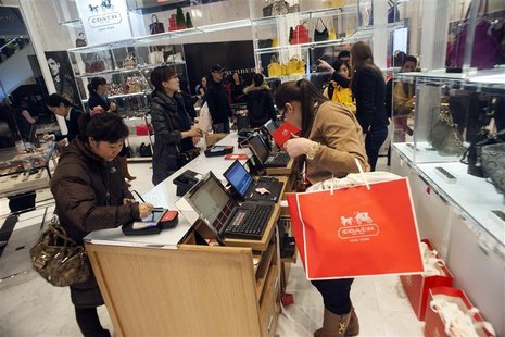 Shoppers wait in line to pay for purchases at a Macy's store in New York, November 23, 2012. REUTERS/Keith Bedford Shoppers wait in line to pay for purchases at a Macy's store in New York, November 23, 2012. REUTERS/Keith Bedford