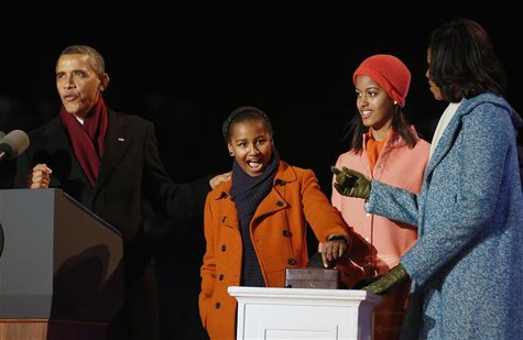 U.S. President Barack Obama (L) counts down as daughter Sasha (2nd L), prepares to light the National Christmas Tree next to her sister Mali U.S. President Barack Obama (L) counts down as daughter Sasha (2nd L), prepares to light the National Christmas Tree next to her sister Mali