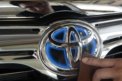 A worker cleans the logo of a Toyota car at dealership store in Taiyuan October 11, 2012. REUTERS/Jon Woo A worker cleans the logo of a Toyota car at dealership store in Taiyuan October 11, 2012. REUTERS/Jon Woo