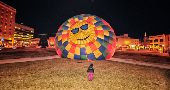 Steve Woller..who started the Wausau Balloon Rally..brought one of his balloons down to the 400 Block! Looked great Steve!