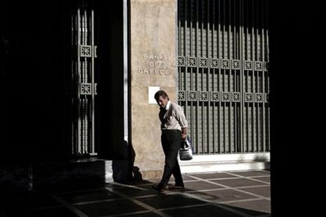 An elderly man walks outside the Bank of Greece in Athens November 9, 2012. REUTERS/Yorgos Karahalis An elderly man walks outside the Bank of Greece in Athens November 9, 2012. REUTERS/Yorgos Karahalis
