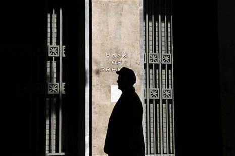 An elderly man walks outside the Bank of Greece in Athens November 9, 2012. REUTERS/Yorgos Karahalis An elderly man walks outside the Bank of Greece in Athens November 9, 2012. REUTERS/Yorgos Karahalis