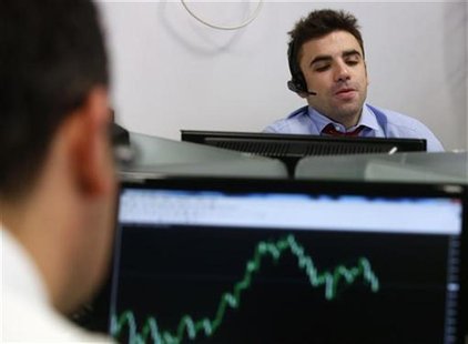 Traders look at computer screens during a Spanish bond auction in Madrid December 5, 2012. REUTERS/Andrea Comas Traders look at computer screens during a Spanish bond auction in Madrid December 5, 2012. REUTERS/Andrea Comas