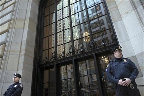 Federal Reserve and New York City Police officers stand guard in front of the New York Federal Reserve Building in New York, October 17, 201 Federal Reserve and New York City Police officers stand guard in front of the New York Federal Reserve Building in New York, October 17, 201