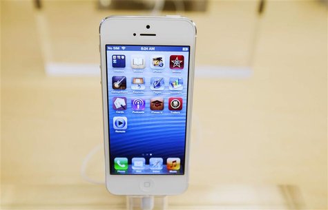 An Apple iPhone 5 phone is displayed in the Apple Store on 5th Avenue in New York in this September 21, 2012 file photo. REUTERS/Lucas Jacks An Apple iPhone 5 phone is displayed in the Apple Store on 5th Avenue in New York in this September 21, 2012 file photo. REUTERS/Lucas Jacks