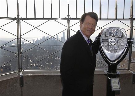 U.S. Ryder Cup captain Tom Watson poses for photographers on the observation deck of the Empire State building in New York, December 13, 201 U.S. Ryder Cup captain Tom Watson poses for photographers on the observation deck of the Empire State building in New York, December 13, 201