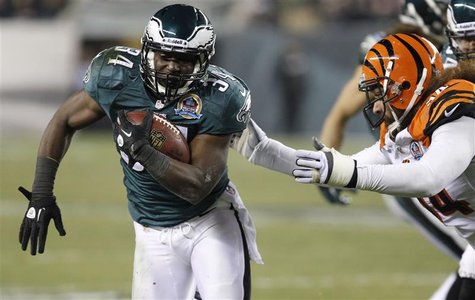 Philadelphia Eagles Bryce Brown (34) avoids a tackle from the Cincinnati Bengals Domata Peko (R) during the second quarter of their NFL foot Philadelphia Eagles Bryce Brown (34) avoids a tackle from the Cincinnati Bengals Domata Peko (R) during the second quarter of their NFL foot