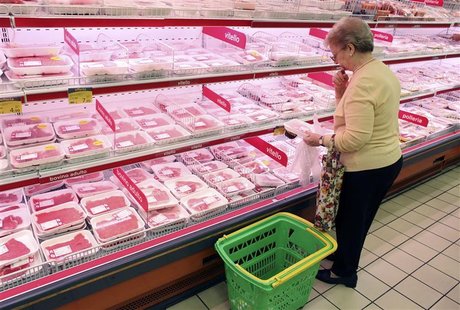 A customer looks browses the meat section at a supermarket in Milan, September 5, 2012. REUTERS/Stefano Rellandini A customer looks browses the meat section at a supermarket in Milan, September 5, 2012. REUTERS/Stefano Rellandini