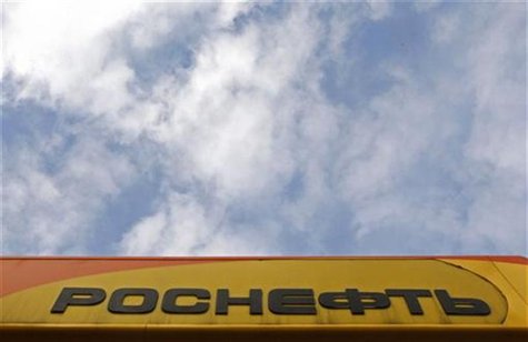 The company logo at a Rosneft petrol station in St.Petersburg October 23, 2012. REUTERS/Alexander Demianchuk The company logo at a Rosneft petrol station in St.Petersburg October 23, 2012. REUTERS/Alexander Demianchuk