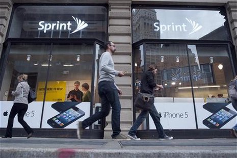 Passers-by walk past a Sprint store in New York, October 15, 2012. REUTERS/Keith Bedford Passers-by walk past a Sprint store in New York, October 15, 2012. REUTERS/Keith Bedford