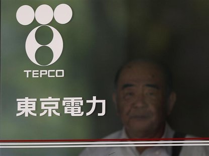 A man walking out is seen past Tokyo Electric Power Co (TEPCO)'s logo at the company headquarters in Tokyo July 19, 2012. REUTERS/Yuriko Nak A man walking out is seen past Tokyo Electric Power Co (TEPCO)'s logo at the company headquarters in Tokyo July 19, 2012. REUTERS/Yuriko Nak