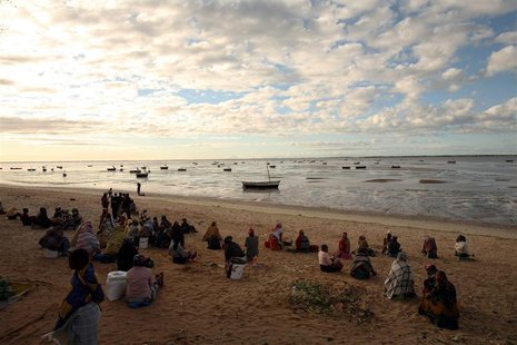 Women wait for fishermen to return with their catch in Costa do Sol, Maputo June 28, 2007. REUTERS/Siphiwe Sibeko Women wait for fishermen to return with their catch in Costa do Sol, Maputo June 28, 2007. REUTERS/Siphiwe Sibeko