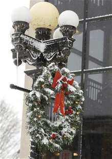 A Christmas wreath is covered with snow on West 4th Street in Waterloo, Iowa, December 20, 2012. REUTERS/Matthew Putney/The Waterloo Courier A Christmas wreath is covered with snow on West 4th Street in Waterloo, Iowa, December 20, 2012. REUTERS/Matthew Putney/The Waterloo Courier