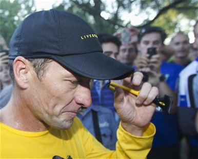 Lance Armstrong walks back to his car after running at Mount Royal park with fans in Montreal August 29, 2012. REUTERS/Christinne Muschi Lance Armstrong walks back to his car after running at Mount Royal park with fans in Montreal August 29, 2012. REUTERS/Christinne Muschi