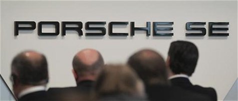 Journalists attend the annual news conference of the Porsche Automobil Holding SE in Stuttgart March 15, 2012. REUTERS/Alex Domanski Journalists attend the annual news conference of the Porsche Automobil Holding SE in Stuttgart March 15, 2012. REUTERS/Alex Domanski