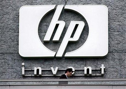 A man walks past the Hewlett Packard logo at its French headquarters in Issy le Moulineaux, western Paris, in this September 16, 2005 file p A man walks past the Hewlett Packard logo at its French headquarters in Issy le Moulineaux, western Paris, in this September 16, 2005 file p