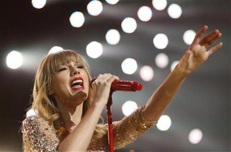 Singer Taylor Swift performs during the Z100 Jingle Ball at Madison Square Gardens in New York, December 7, 2012. REUTERS/Carlo Allegri Singer Taylor Swift performs during the Z100 Jingle Ball at Madison Square Gardens in New York, December 7, 2012. REUTERS/Carlo Allegri