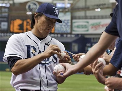 Tampa Bay Rays' Hideki Matsui signs autographs before a MLB American League baseball game against the New York Mets in St. Petersburg, Flori Tampa Bay Rays' Hideki Matsui signs autographs before a MLB American League baseball game against the New York Mets in St. Petersburg, Flori