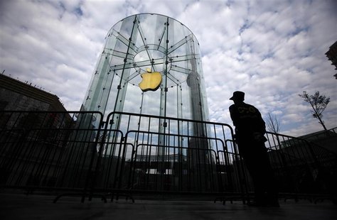 A security guard stands next to an Apple retail store during the release of the iPhone 5 in Shanghai December 14, 2012. REUTERS/Carlos Barri A security guard stands next to an Apple retail store during the release of the iPhone 5 in Shanghai December 14, 2012. REUTERS/Carlos Barri