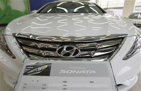 Hyundai Motor's Sonata sedan sits on display at a dealership in Seoul February 24, 2010. REUTERS/Lee Jae-Won Hyundai Motor's Sonata sedan sits on display at a dealership in Seoul February 24, 2010. REUTERS/Lee Jae-Won